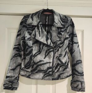 White House Black Market Animal Print Moto Jacket With Zipper Details Size 6